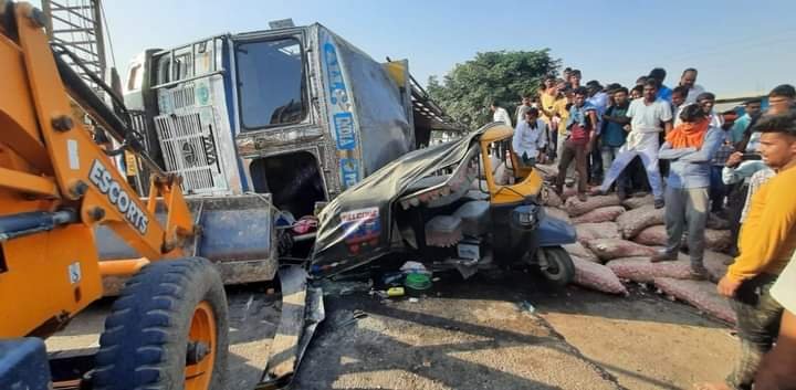 औरंगाबाद में दर्दनाक सड़क हादसा, यात्रियों से भरी टेम्पो पर पलटी प्याज लदी ट्रक, 3 की मौत 8 घायल