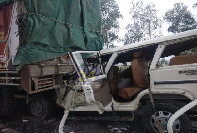 हादसे के बाद सड़क पर कराह रहे थे घायल, ग्रामीण आए और लूटकर चले गए, लाश को भी नहीं छोड़ा