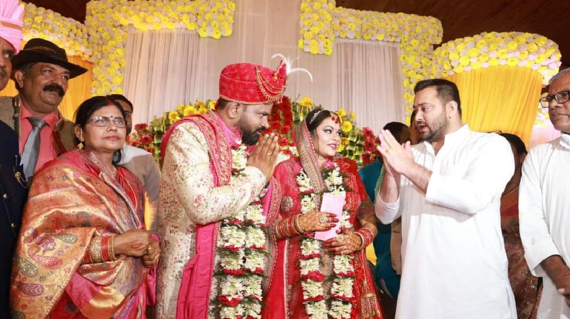 भाकपा माले के विधायक ने इनसे रचाई शादी, तेजस्वी यादव पहुँचे वर-वधु को देने बधाई